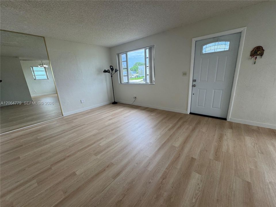 For Sale: $543,700 (3 beds, 1 baths, 1025 Square Feet)
