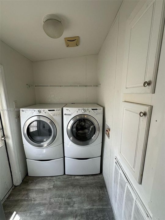 Activo con contrato: $2,300 (3 camas, 2 baños, 1200 Pies cuadrados)