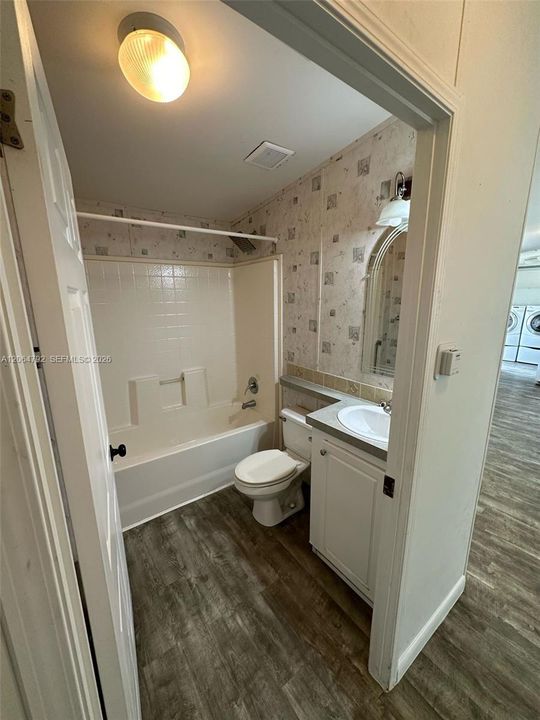 Activo con contrato: $2,300 (3 camas, 2 baños, 1200 Pies cuadrados)