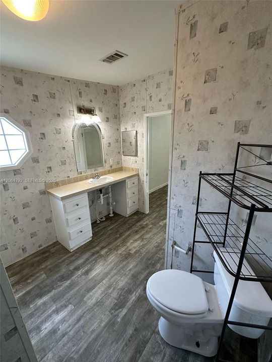 Activo con contrato: $2,300 (3 camas, 2 baños, 1200 Pies cuadrados)