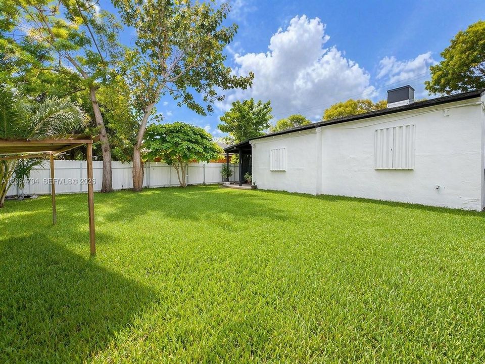 For Sale: $569,000 (3 beds, 2 baths, 1277 Square Feet)