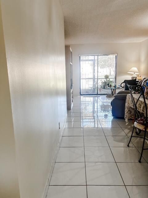 Hallway to Dinnier and Living area