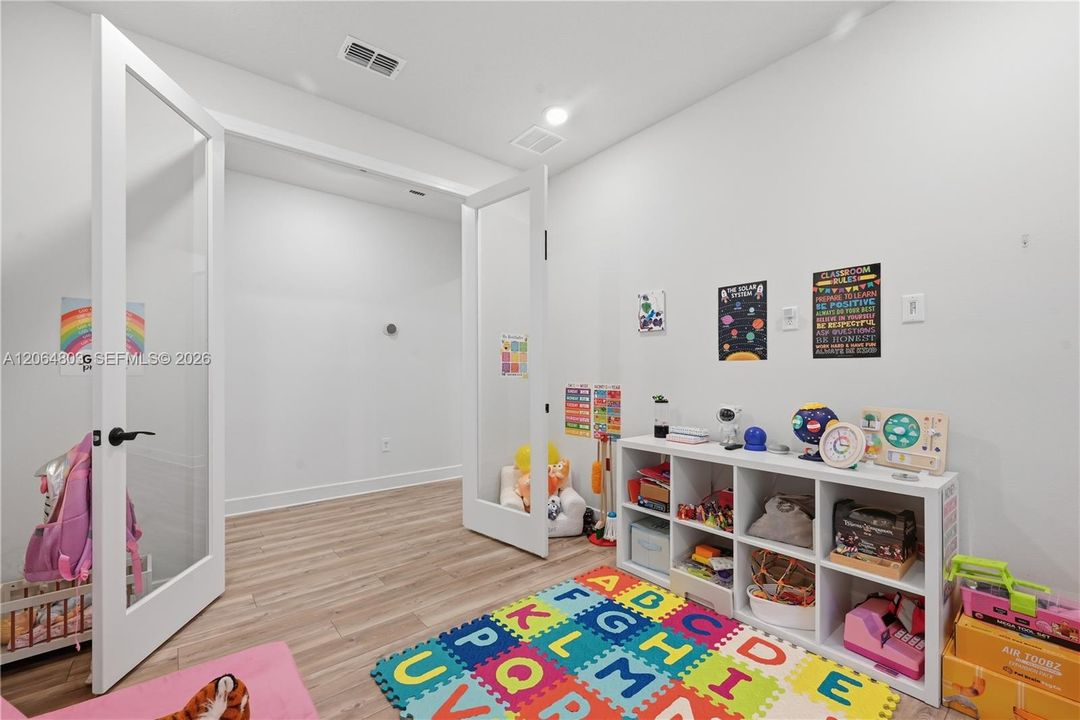 En Venta: $650,000 (4 camas, 2 baños, 2089 Pies cuadrados)