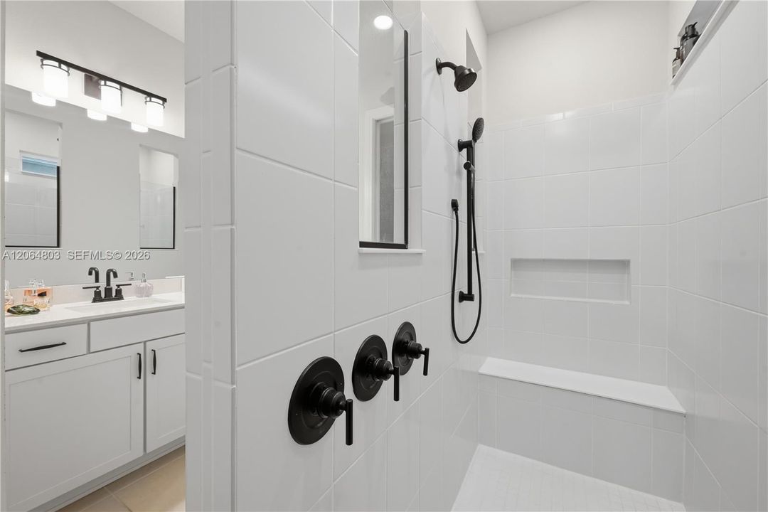 En Venta: $650,000 (4 camas, 2 baños, 2089 Pies cuadrados)