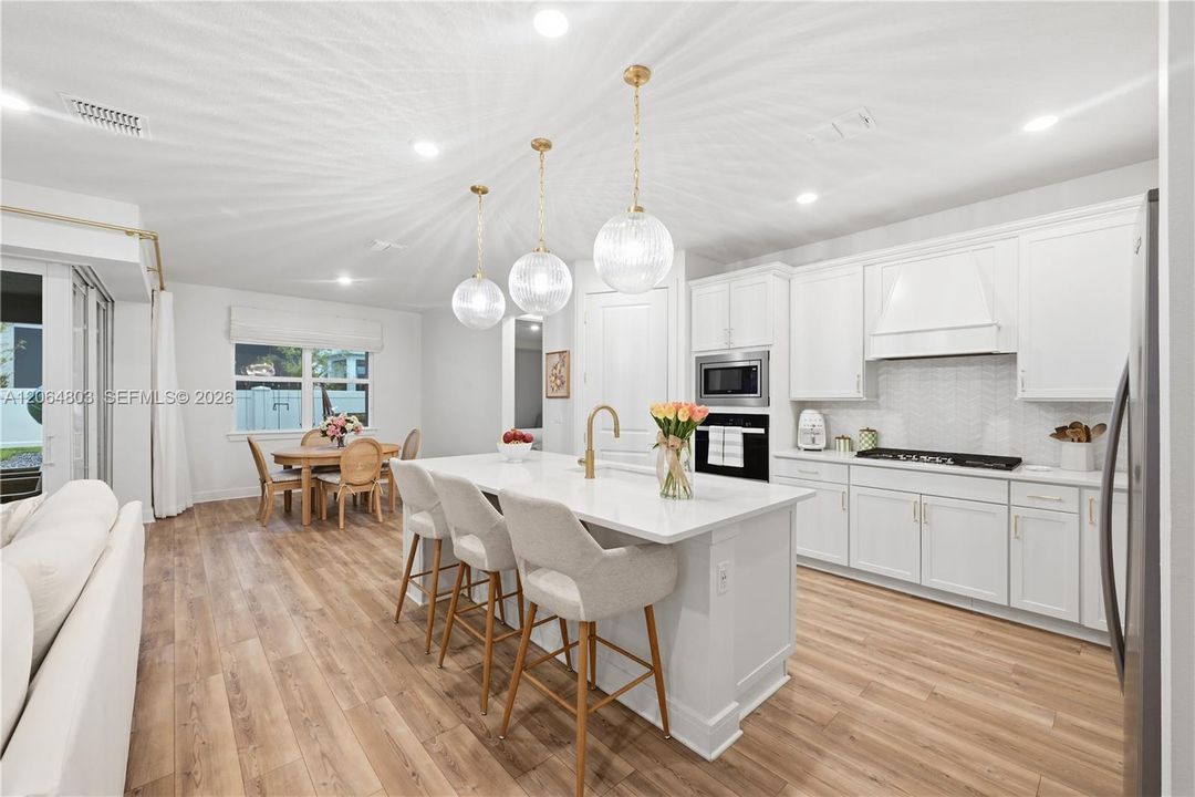 En Venta: $650,000 (4 camas, 2 baños, 2089 Pies cuadrados)