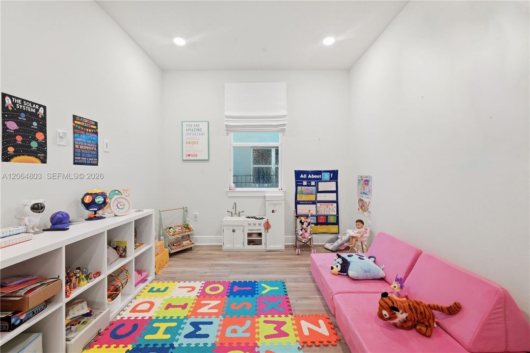 En Venta: $650,000 (4 camas, 2 baños, 2089 Pies cuadrados)