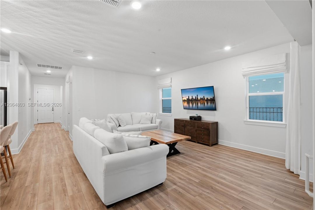 En Venta: $650,000 (4 camas, 2 baños, 2089 Pies cuadrados)