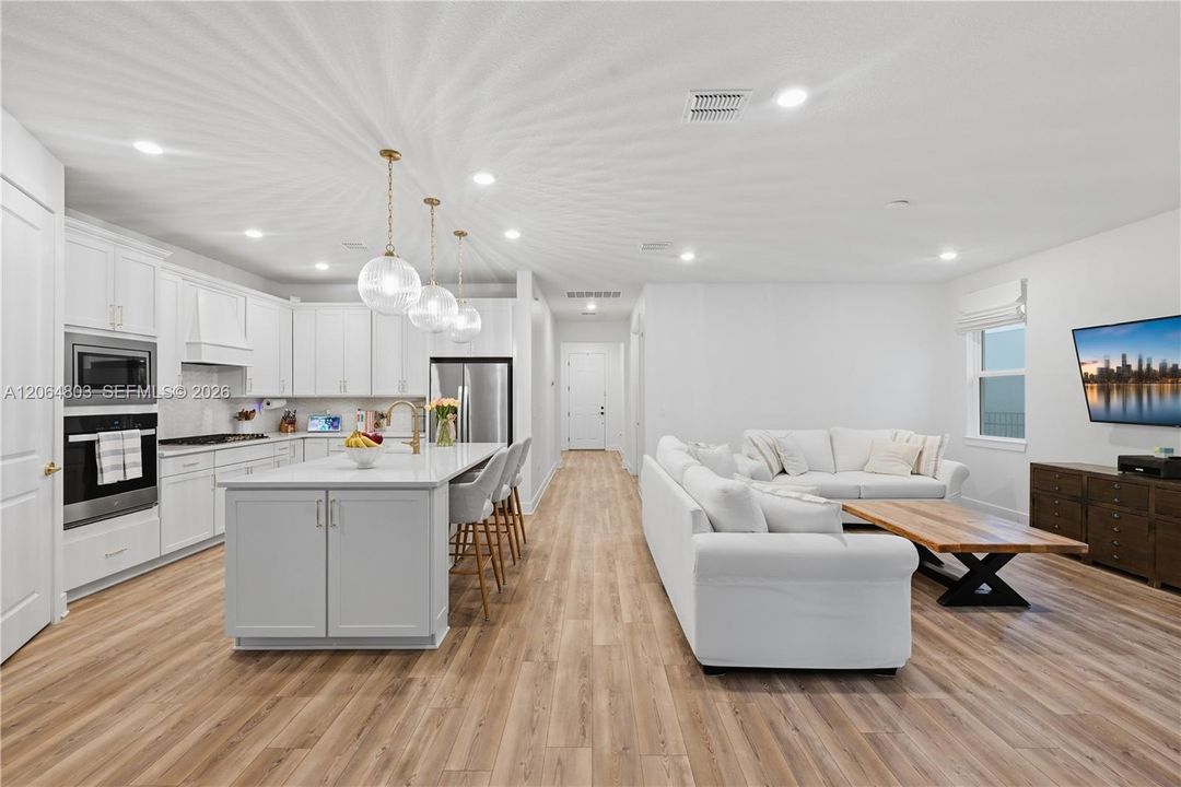 En Venta: $650,000 (4 camas, 2 baños, 2089 Pies cuadrados)