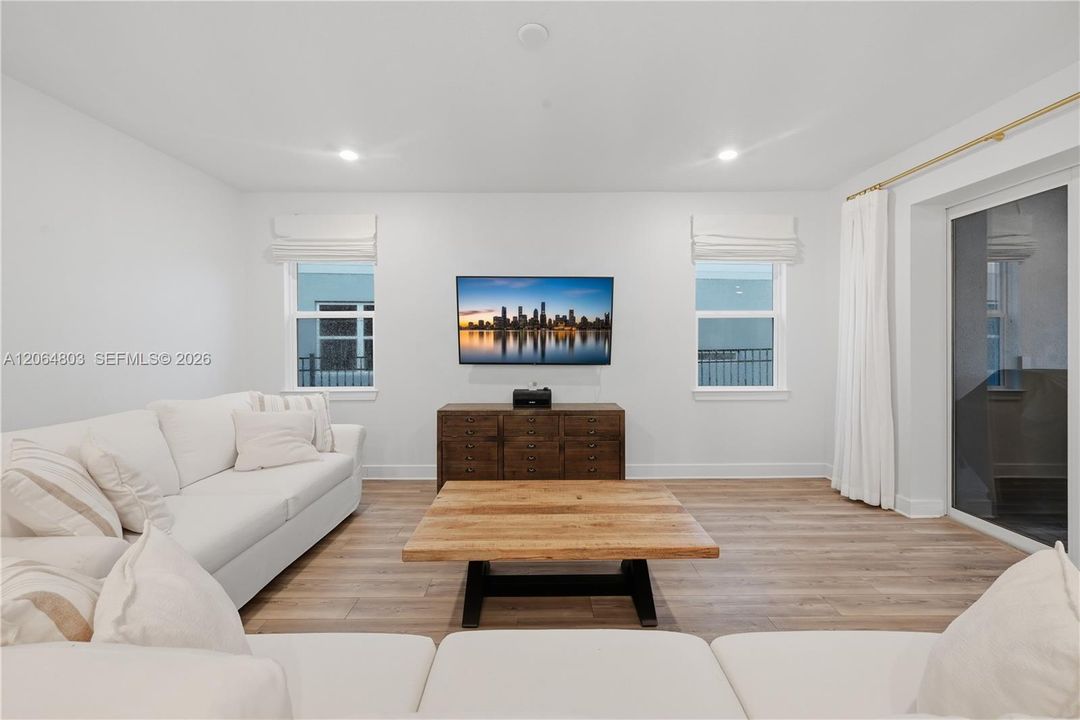 En Venta: $650,000 (4 camas, 2 baños, 2089 Pies cuadrados)