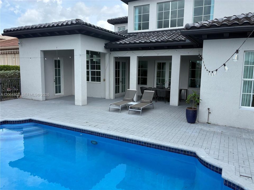 For Sale: $1,399,000 (6 beds, 4 baths, 3810 Square Feet)