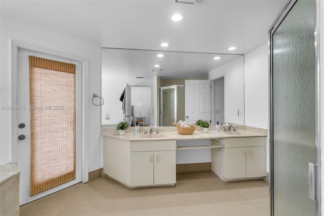 For Sale: $1,150,000 (5 beds, 3 baths, 2822 Square Feet)