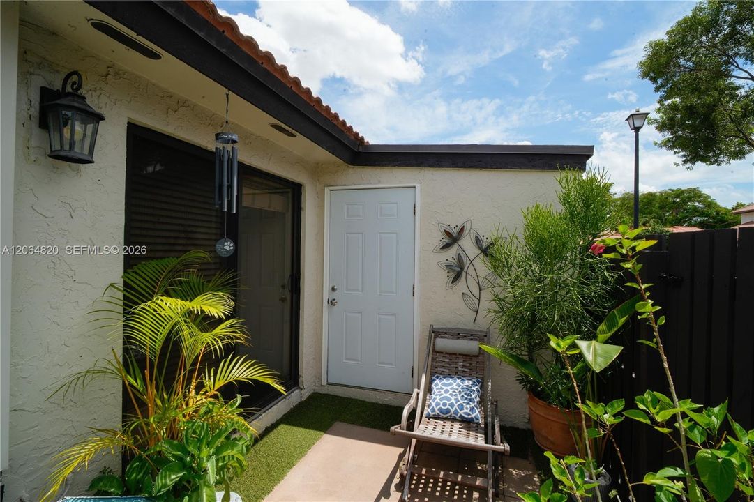 For Sale: $405,000 (2 beds, 2 baths, 885 Square Feet)