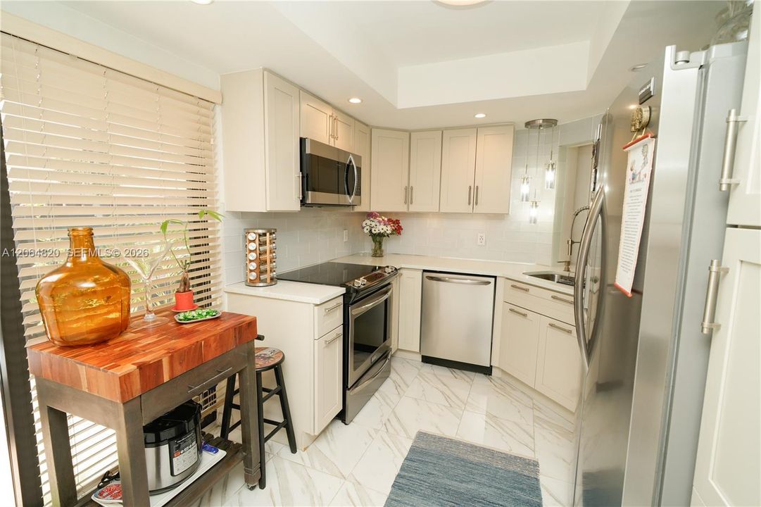 For Sale: $405,000 (2 beds, 2 baths, 885 Square Feet)