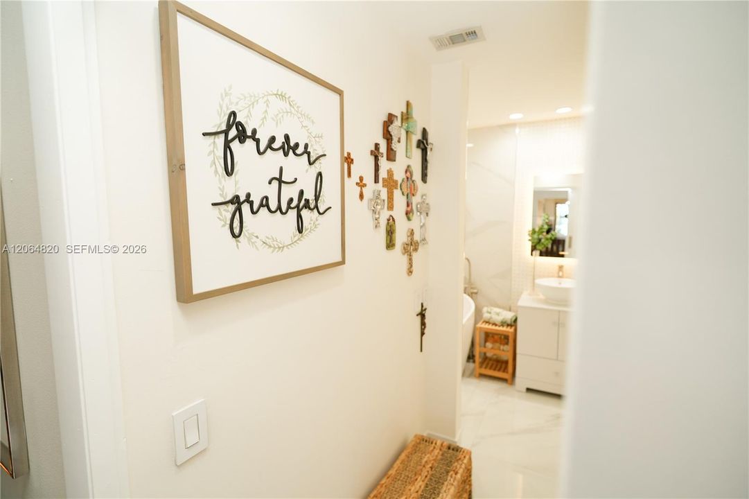 For Sale: $405,000 (2 beds, 2 baths, 885 Square Feet)
