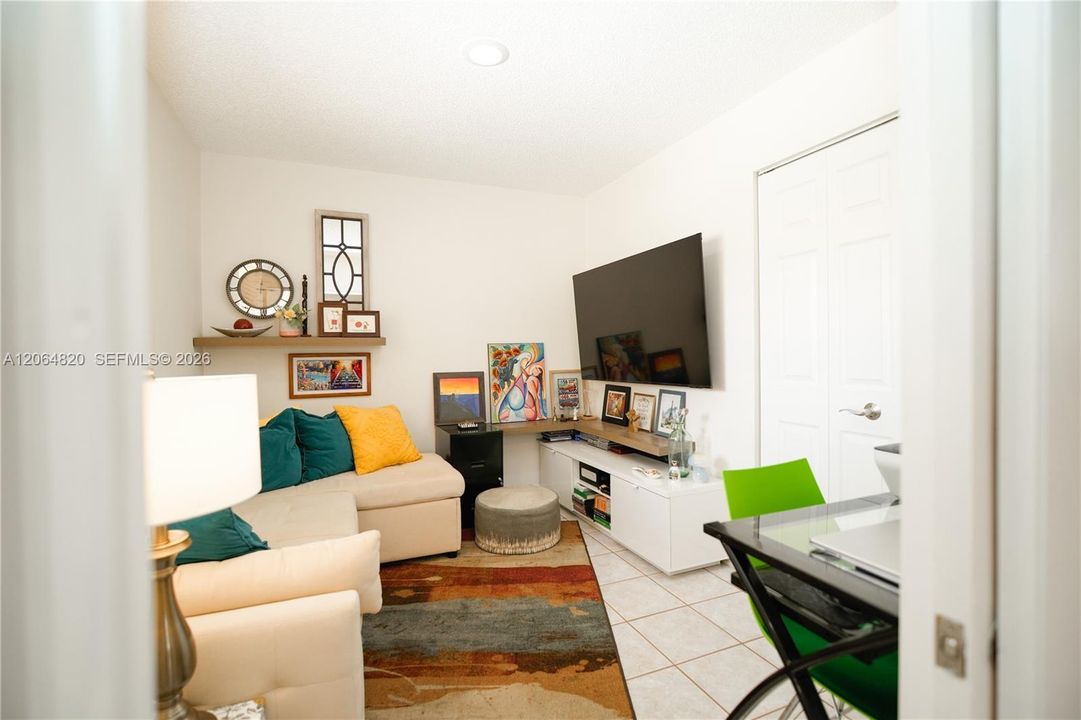 For Sale: $405,000 (2 beds, 2 baths, 885 Square Feet)