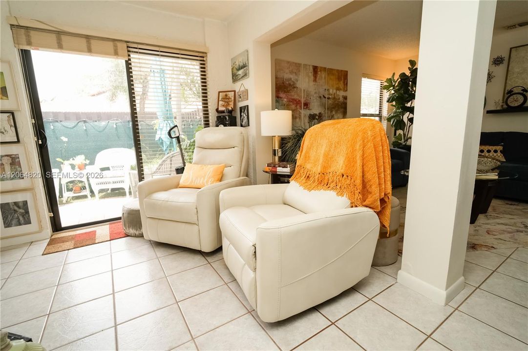 For Sale: $405,000 (2 beds, 2 baths, 885 Square Feet)
