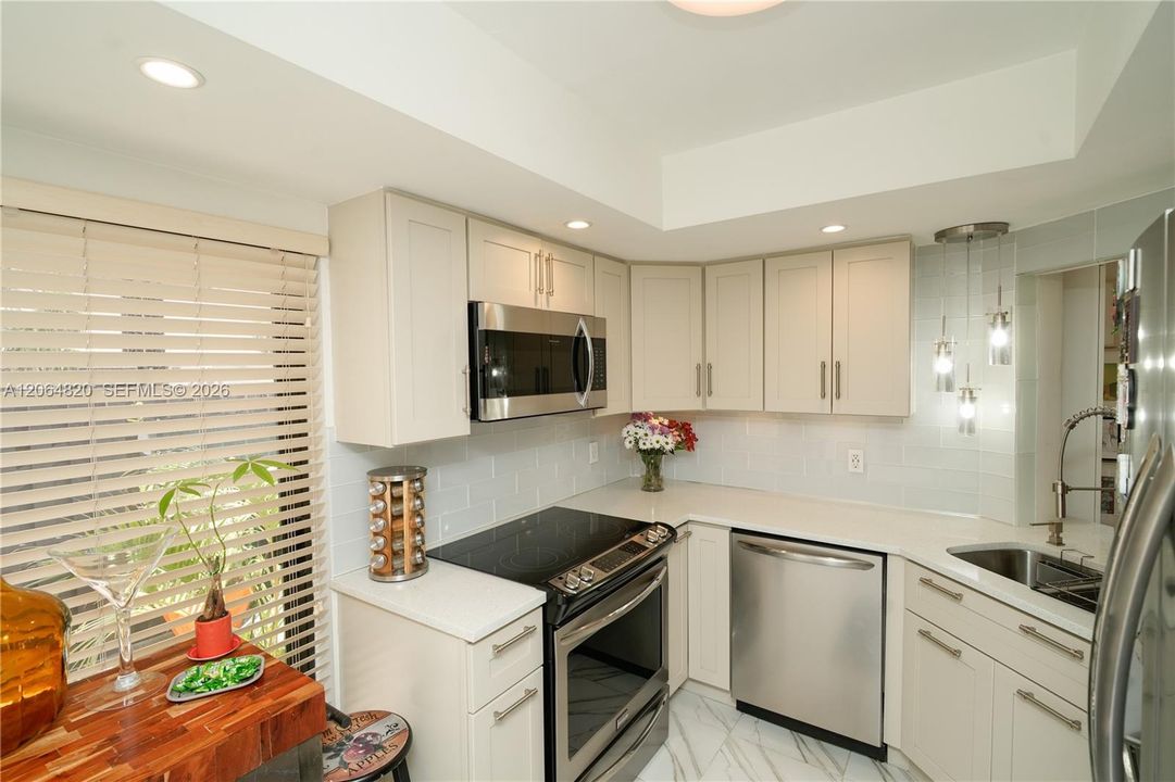 For Sale: $405,000 (2 beds, 2 baths, 885 Square Feet)