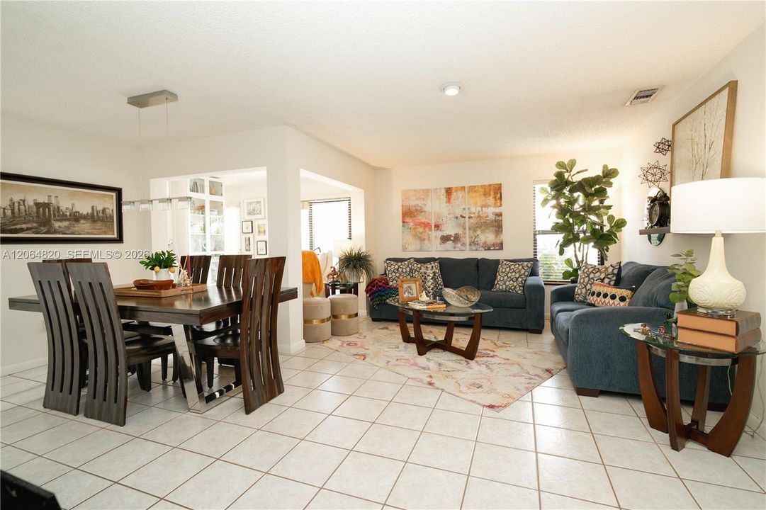 For Sale: $405,000 (2 beds, 2 baths, 885 Square Feet)