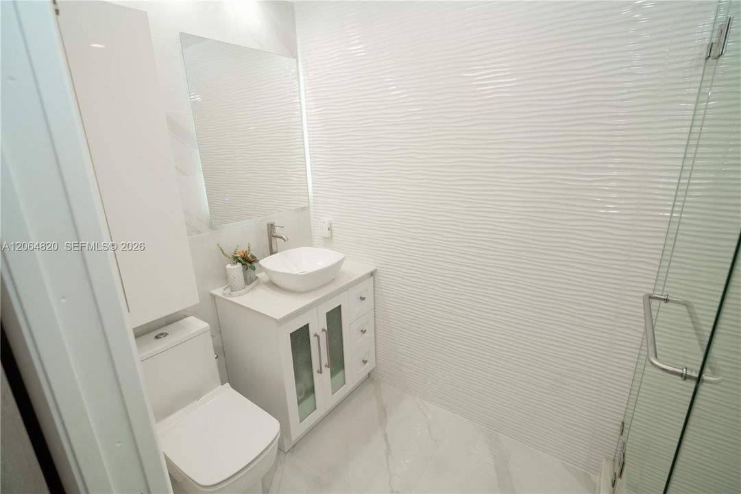For Sale: $405,000 (2 beds, 2 baths, 885 Square Feet)