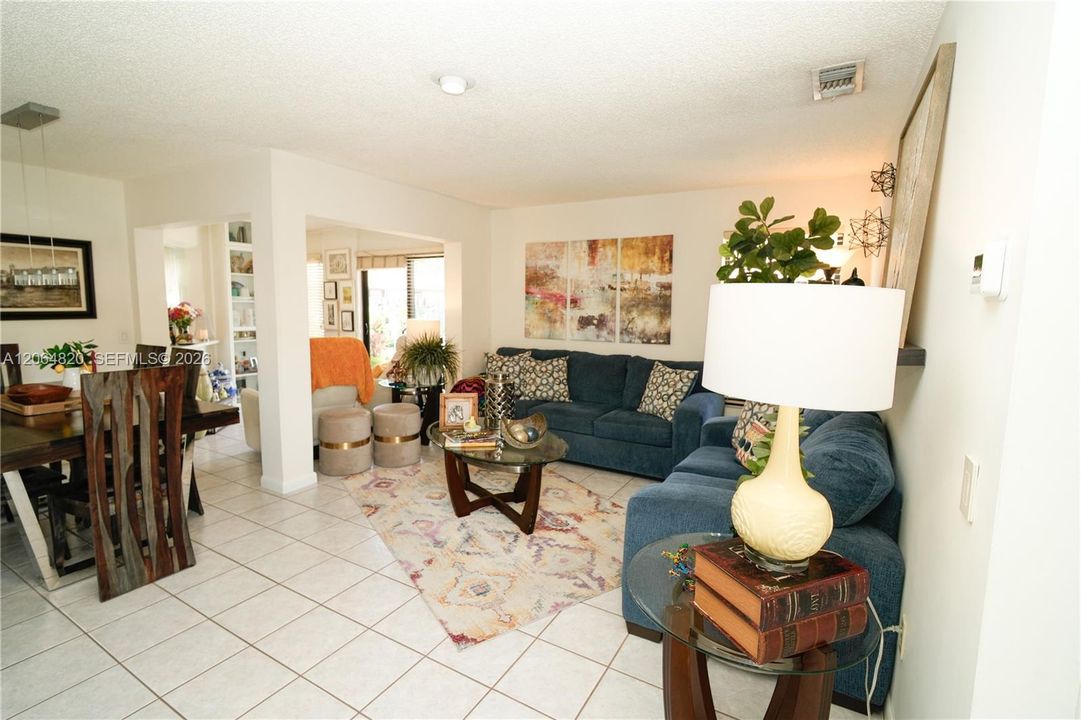 For Sale: $405,000 (2 beds, 2 baths, 885 Square Feet)