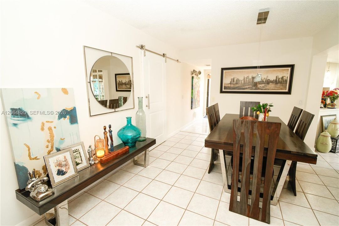 For Sale: $405,000 (2 beds, 2 baths, 885 Square Feet)