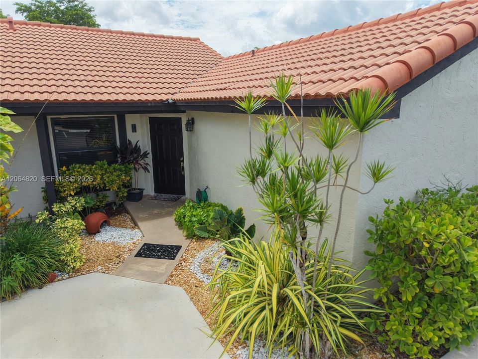 For Sale: $405,000 (2 beds, 2 baths, 885 Square Feet)