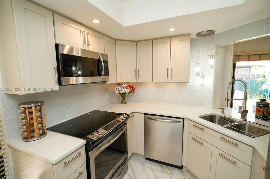 For Sale: $405,000 (2 beds, 2 baths, 885 Square Feet)