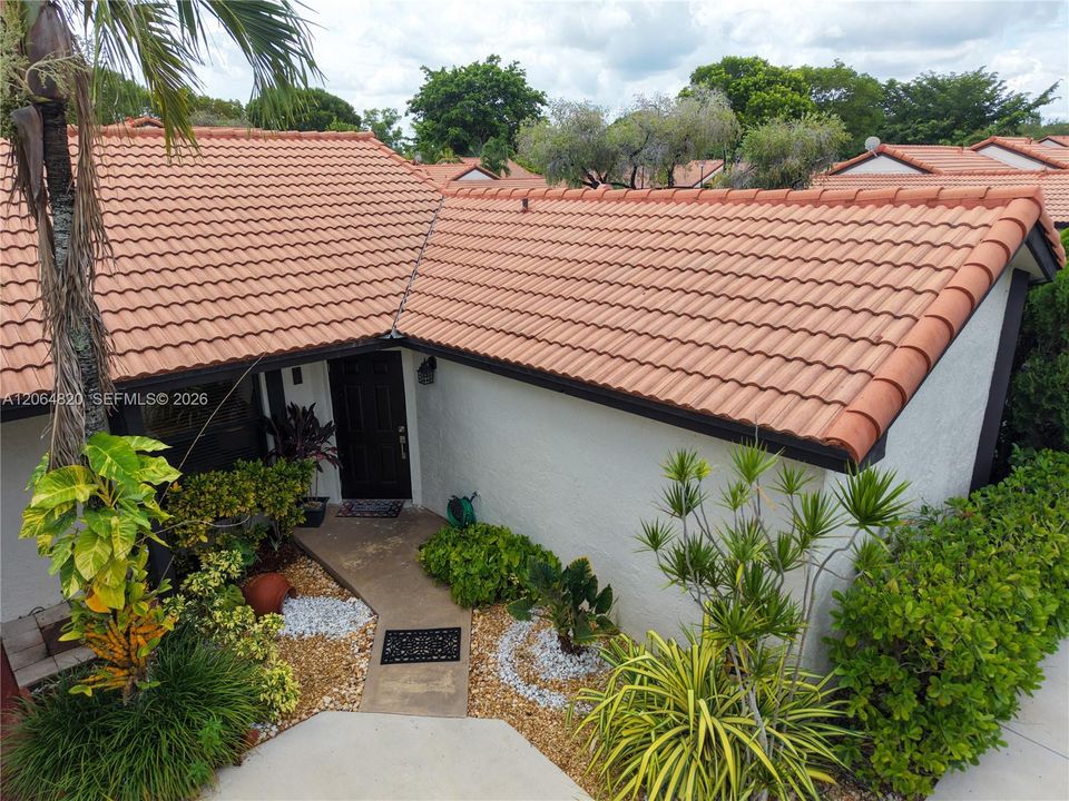 For Sale: $405,000 (2 beds, 2 baths, 885 Square Feet)