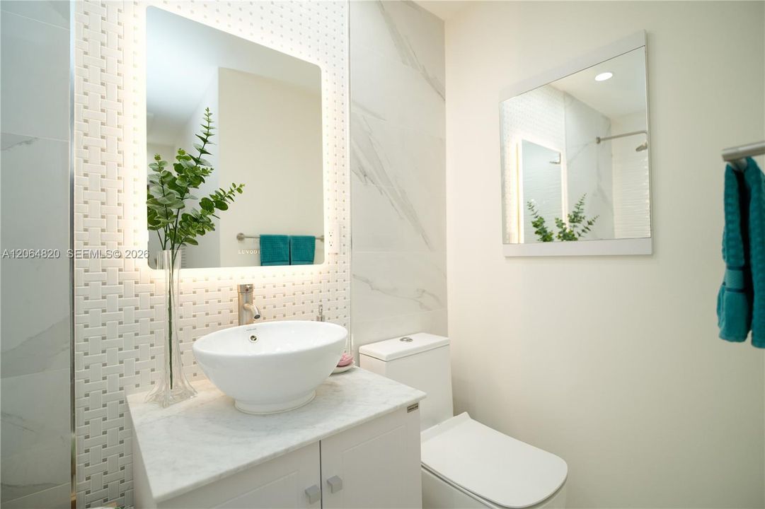 For Sale: $405,000 (2 beds, 2 baths, 885 Square Feet)