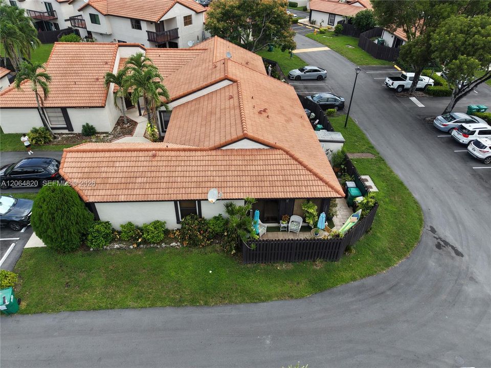For Sale: $405,000 (2 beds, 2 baths, 885 Square Feet)