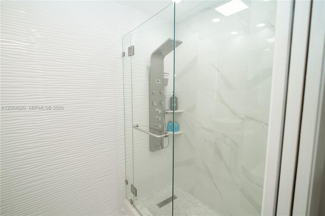 For Sale: $405,000 (2 beds, 2 baths, 885 Square Feet)