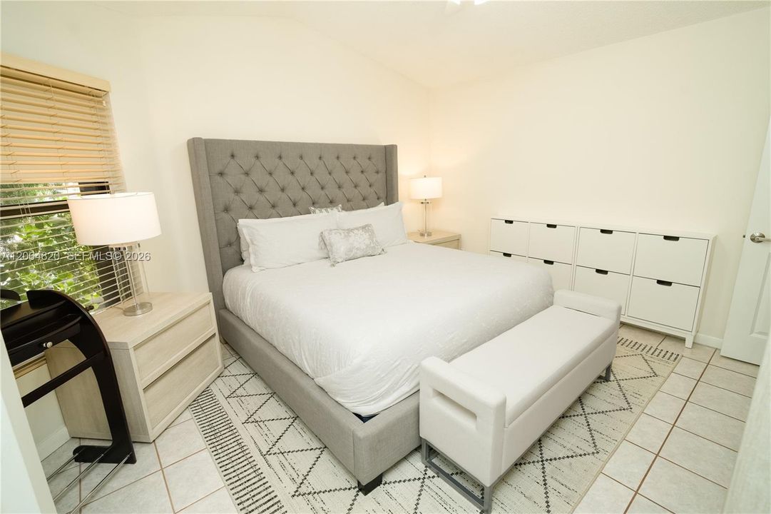 For Sale: $405,000 (2 beds, 2 baths, 885 Square Feet)
