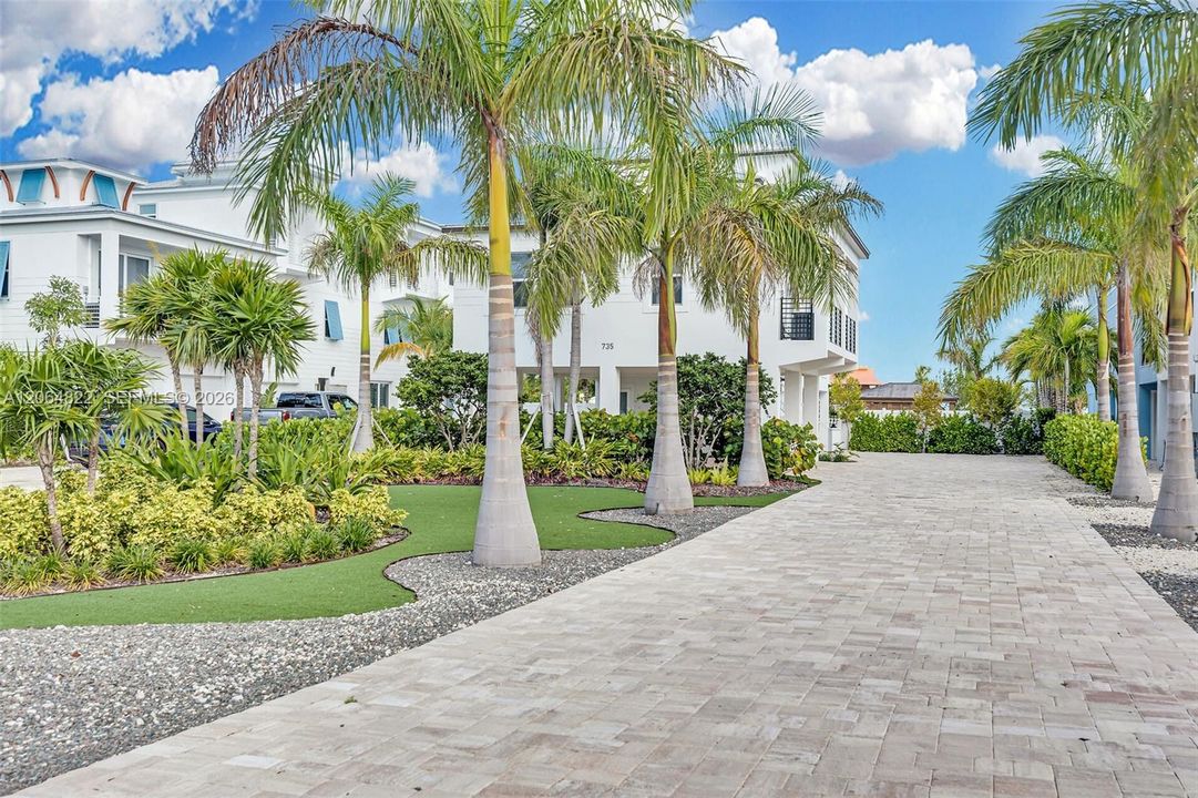 For Sale: $5,495,000 (5 beds, 5 baths, 3219 Square Feet)