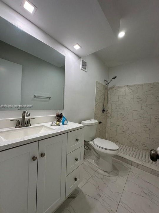 For Sale: $329,000 (2 beds, 2 baths, 750 Square Feet)