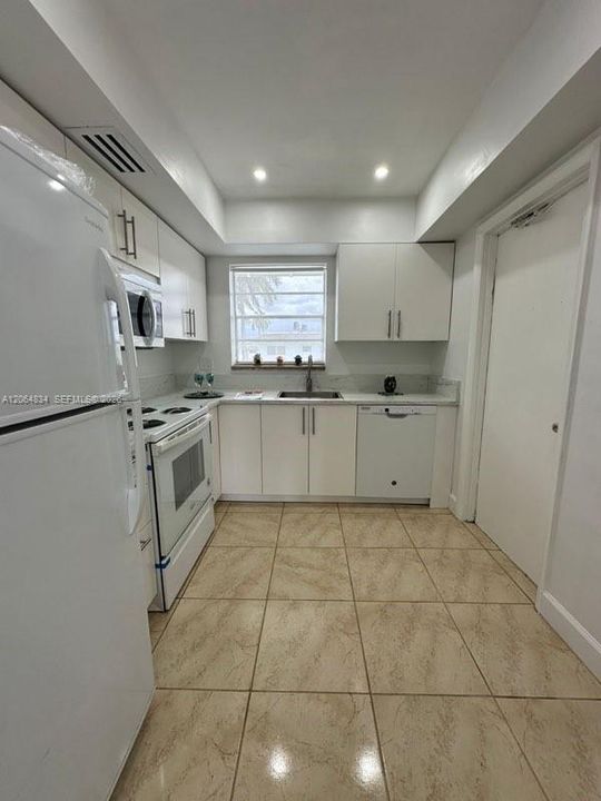For Sale: $329,000 (2 beds, 2 baths, 750 Square Feet)
