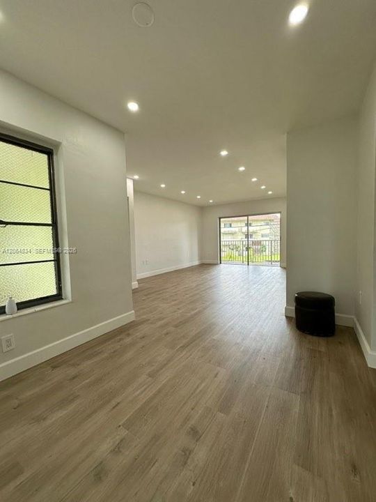 For Sale: $329,000 (2 beds, 2 baths, 750 Square Feet)