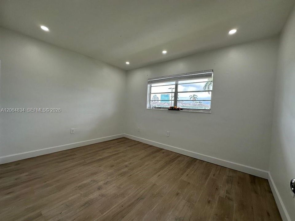 For Sale: $329,000 (2 beds, 2 baths, 750 Square Feet)