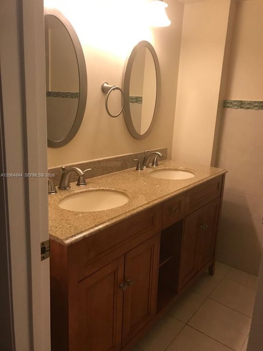 For Sale: $325,000 (2 beds, 1 baths, 1018 Square Feet)