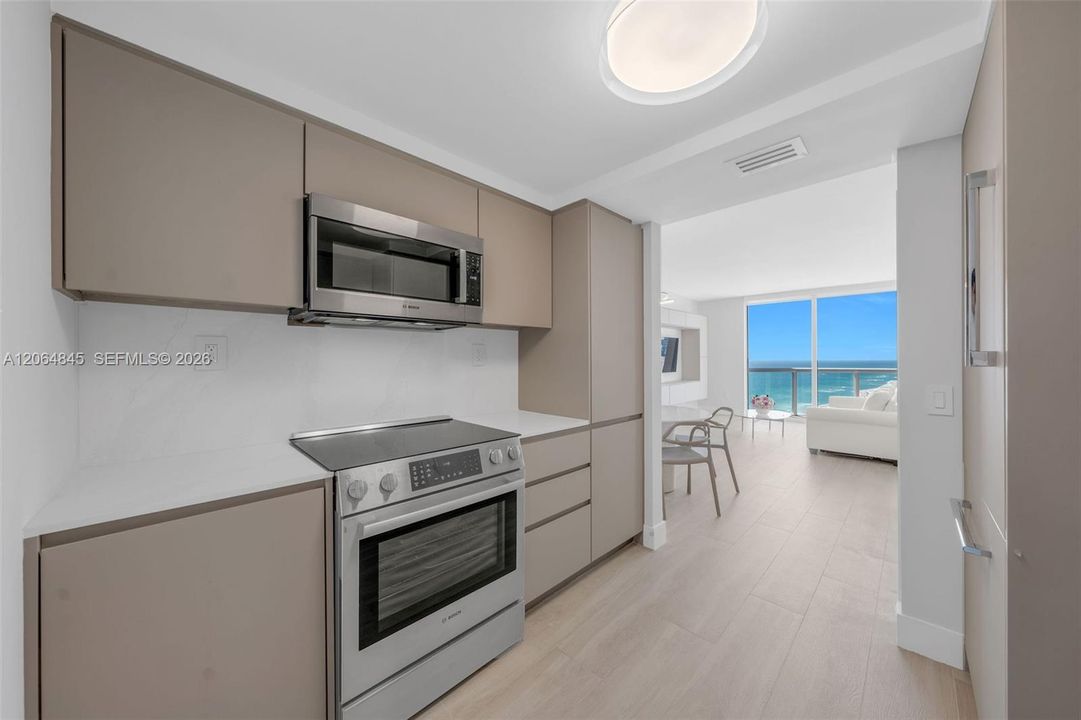 Active With Contract: $4,300 (1 beds, 1 baths, 808 Square Feet)