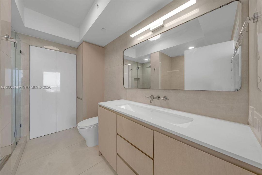 Active With Contract: $4,300 (1 beds, 1 baths, 808 Square Feet)