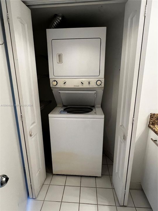 Activo con contrato: $319,900 (2 camas, 2 baños, 1065 Pies cuadrados)