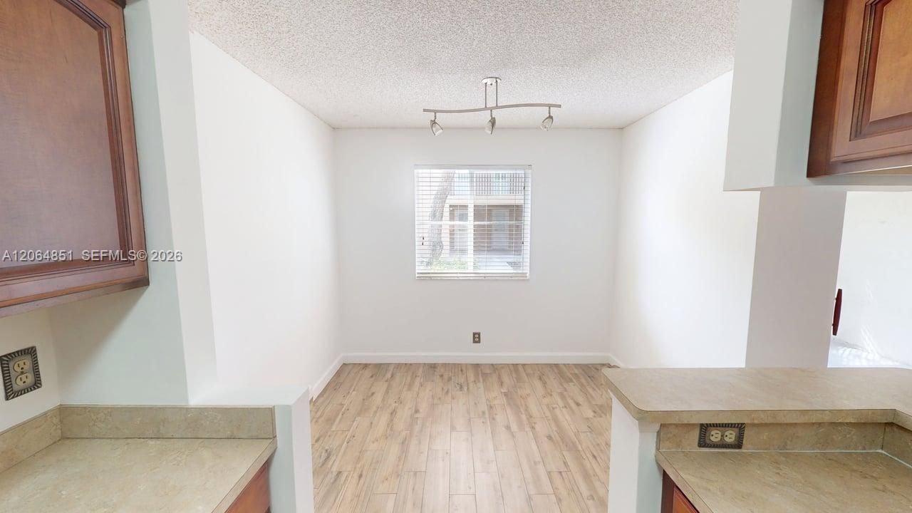 For Sale: $249,000 (2 beds, 2 baths, 850 Square Feet)