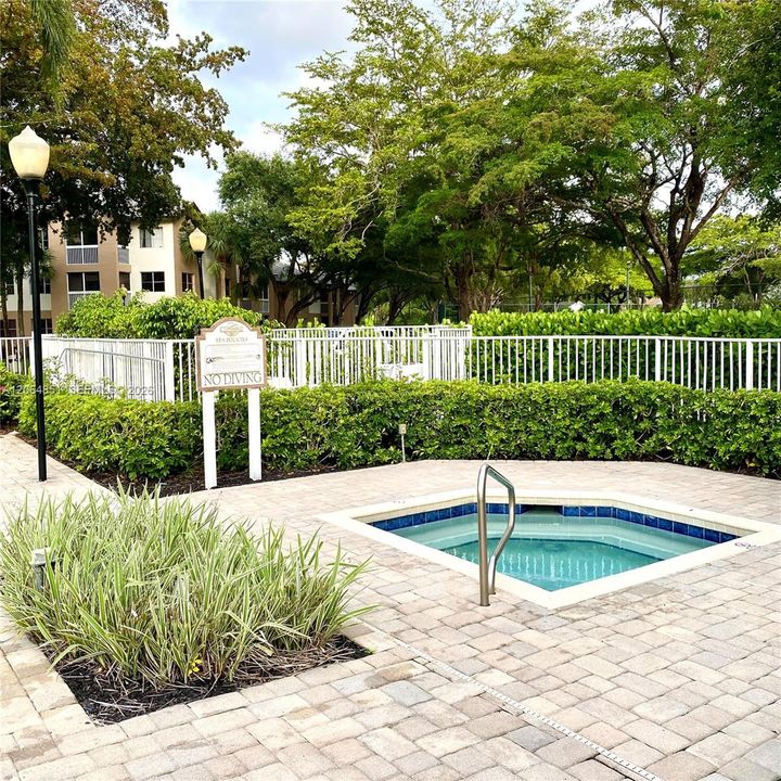 For Sale: $249,000 (2 beds, 2 baths, 850 Square Feet)