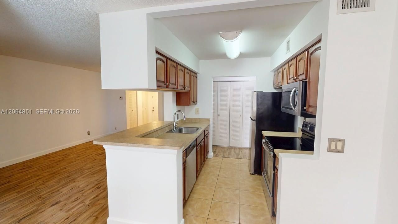 For Sale: $249,000 (2 beds, 2 baths, 850 Square Feet)