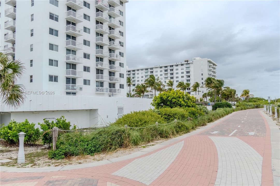 For Sale: $465,000 (1 beds, 1 baths, 655 Square Feet)