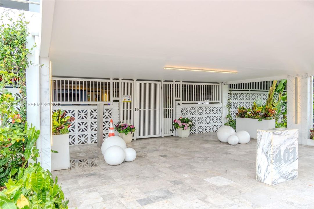 For Sale: $465,000 (1 beds, 1 baths, 655 Square Feet)