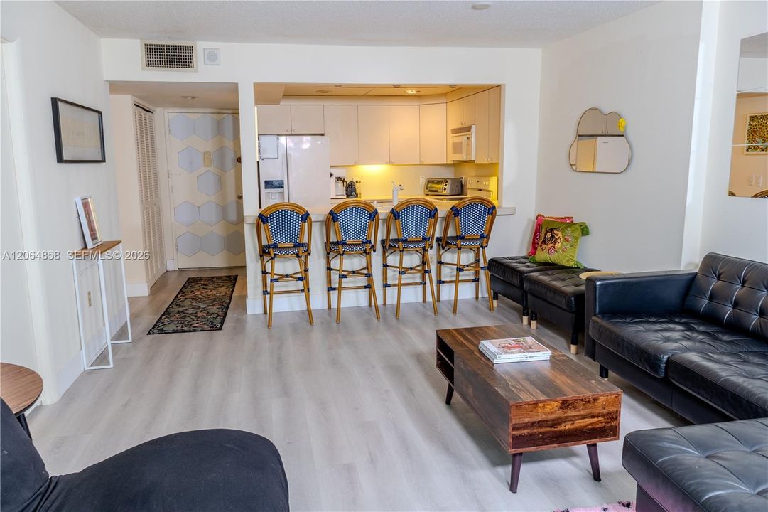 For Sale: $465,000 (1 beds, 1 baths, 655 Square Feet)