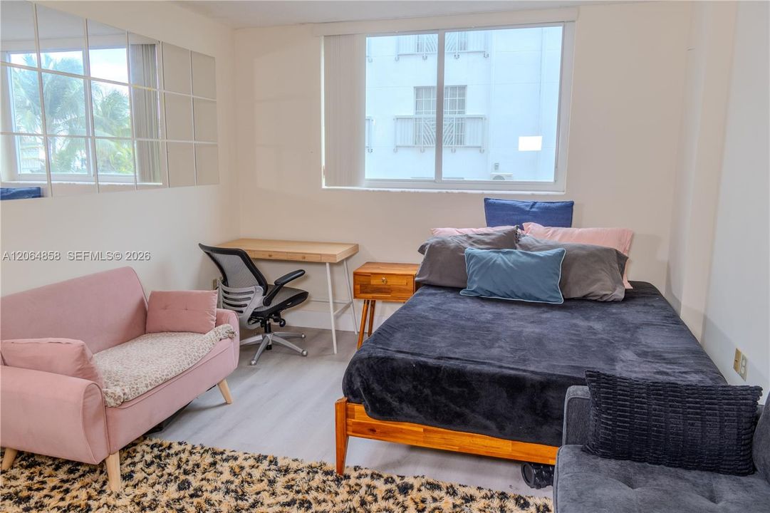 For Sale: $465,000 (1 beds, 1 baths, 655 Square Feet)