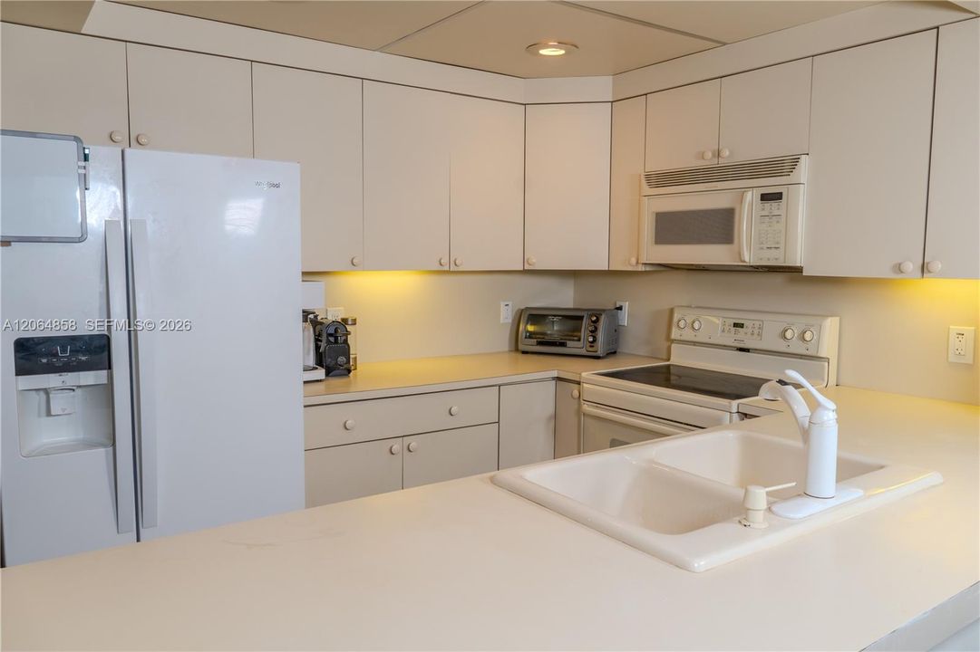 For Sale: $465,000 (1 beds, 1 baths, 655 Square Feet)