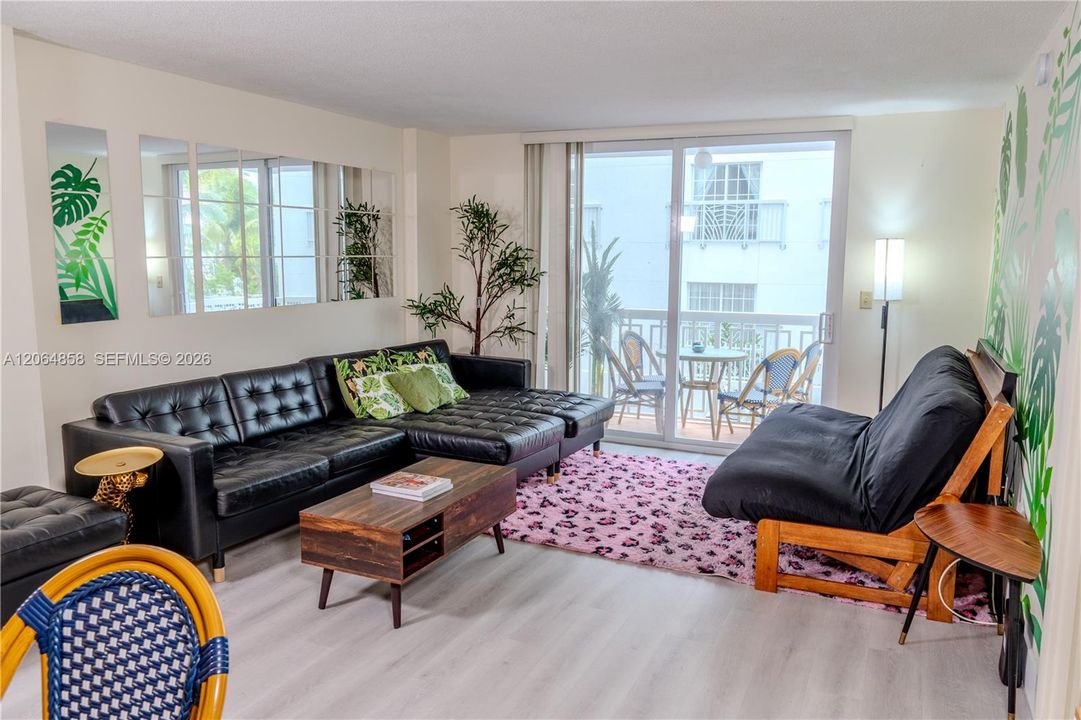 For Sale: $465,000 (1 beds, 1 baths, 655 Square Feet)
